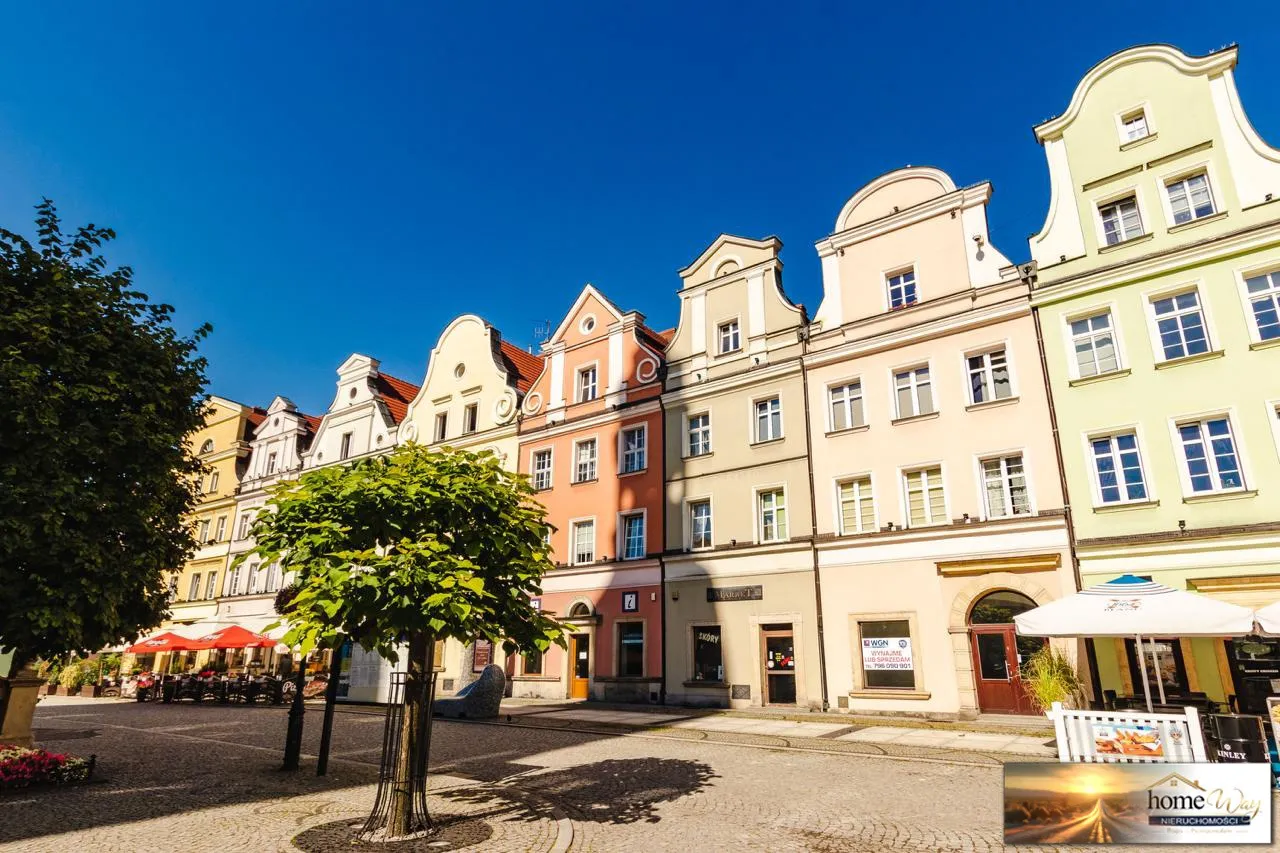 Wyjątkowa kawalerka z widokiem na bolesławiecki Ratusz – serce Rynku, klimat, którego nie da się podrobić — zdjęcie 8 z 12