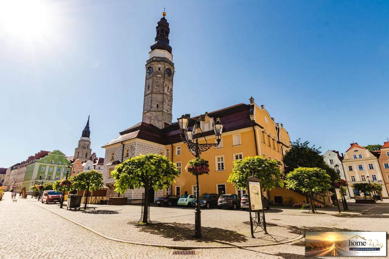 Wyjątkowa kawalerka z widokiem na bolesławiecki Ratusz – serce Rynku, klimat, którego nie da się podrobić — zdjęcie 10 z 12