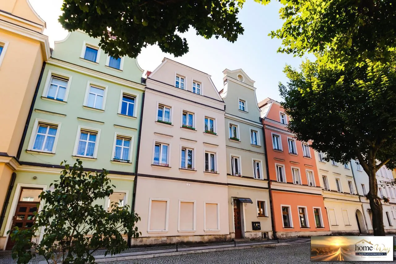 Wyjątkowa kawalerka z widokiem na bolesławiecki Ratusz – serce Rynku, klimat, którego nie da się podrobić — zdjęcie 11 z 12